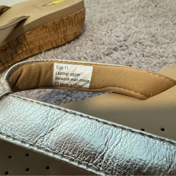 Volatile gold Neville flip flops - Picture 2 of 3